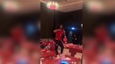 Cucurella se sube a una mesa y canta su canción viral: el vídeo imperdible de la celebración de la Eurocopa