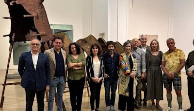El escultor Xavier Mascaró asiste a la apertura de la exposición de la Sala Verónicas