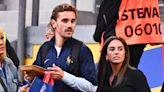 Antoine Griezmann amoureux fou d'Erika, soutien des Bleus jusqu'aux petits détails : tendre baiser dans les tribunes