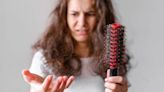 Los porqué de la caída de pelo en mujeres: distintos tipos y posibles soluciones naturales si se te cae el pelo