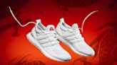 adidas的龍年限定ULTRABOOST跑鞋也太好看！暗藏龍麟斑紋的三線設計、鞋帶末端的龍身圖騰還有鞋墊上的TPE字樣…超多細節等你來發現！