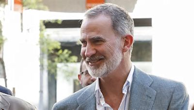 La inesperada salida del rey Felipe VI tras visitar a la reina Sofía en el hospital y sin rastro de la reina Letizia en el centro de Madrid