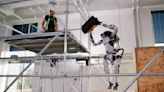 Los robots Atlas de Boston Dynamics ya pueden recoger objetos, transportarlos y lanzarlos