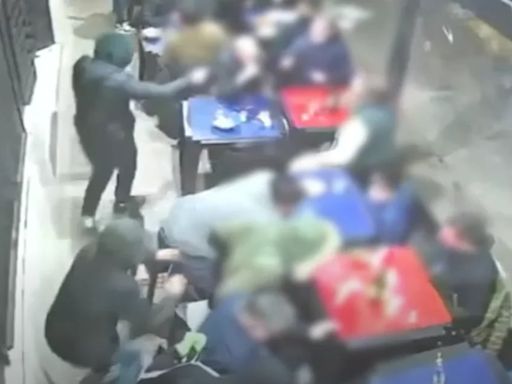 Violento robo en un restaurante de Parque Chacabuco: en menos de 10 minutos, ocho ladrones armados desvalijaron a 60 comensales