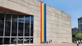 Bandera LGBT+ ya ondea nuevamente en edificio del Infonavit tras polémica: “Se volvió a poner”
