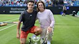 Francisco Cerúndolo vivió “una semana muy loca”, ganó un torneo sobre césped que es histórico para el tenis argentino y tiene una contención muy especial