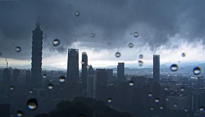 國家級警報響！午後大雷雨開炸台北「天空一片黑」 網友驚呼：雨用倒的