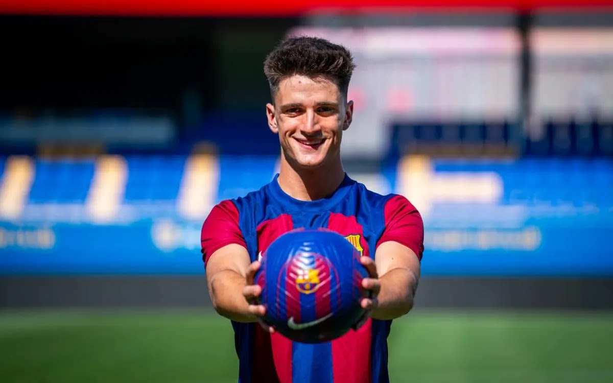 Official: Barcelona sign 22-year-old centre-forward on a five-year contract