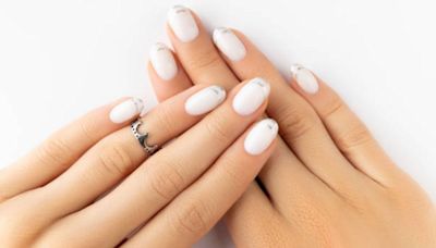 3 diseños de uñas blancos y negros para lucir en verano