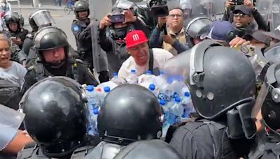 VIDEO: Policías y comerciantes se enfrentan en Eje Central CDMX; reportan dos heridos