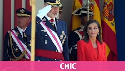 Traje rojo, top lencero y bambas: el look más cómodo de Letizia en las Fuerzas Armadas