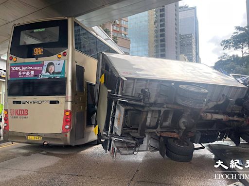 新蒲崗貨車失事翻側砸九巴 司機受傷送院