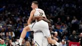 Nuggets derrotan a Mavericks con tiro de último momento