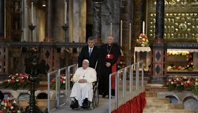 Papa visita Venecia para hablar con artistas y reclusas