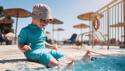 Ne mettez jamais vos enfants en maillot de bain bleu, voici pourquoi