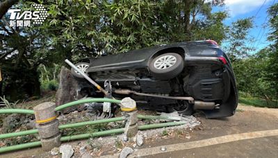 北市連續翻車意外！賓士閃車翻覆路中 7旬翁自撞側翻險衝下山