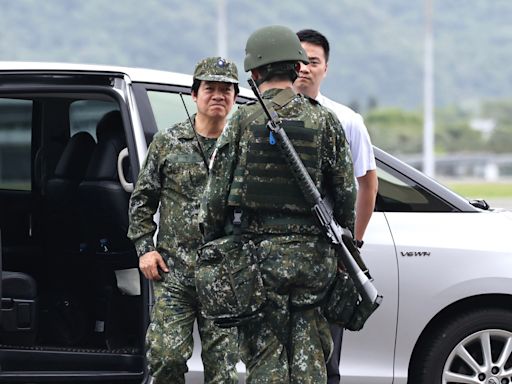 總統賴清德首度穿迷彩服親校漢光軍演 視導花蓮空軍戰備跑道整備