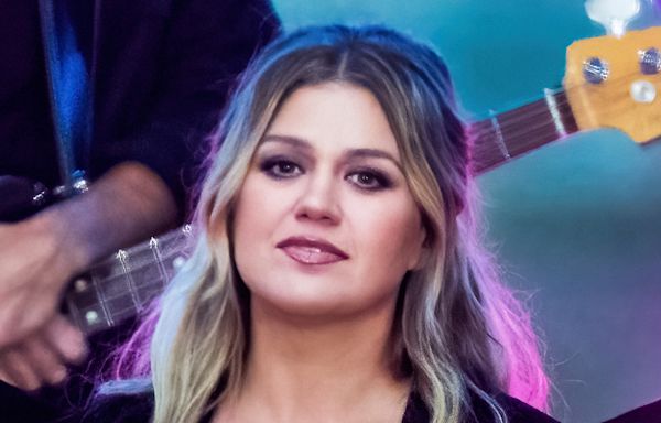 Kelly Clarkson's 'foot habit' reportedly causing tension behind scenes of show
