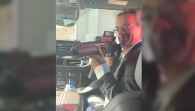 Reino Unido destituye a su embajador en México tras la filtración de un video donde apunta con un rifle a un empleado