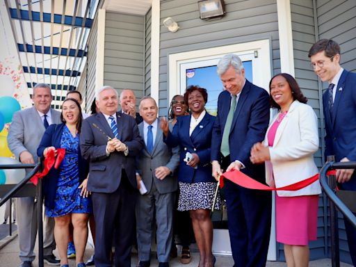 Senator Jack Reed and Sheldon Whitehouse help RIBBA open new small business hub | ABC6