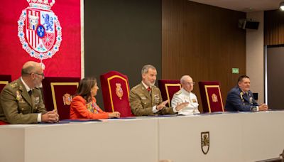 El rey Felipe VI bromea en un acto con militares tras pedir que se sentaran y dejaran de aplaudir: "Veo que tengo poca autoridad"