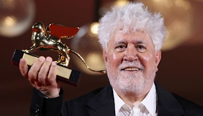 Pedro Almodóvar hace historia al ganar el León de Oro en el Festival de Venecia por La habitación de al lado