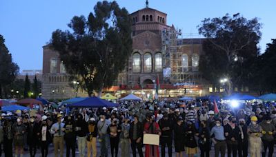 Aumentan los manifestantes propalestinos en la Universidad de California en Los Angeles