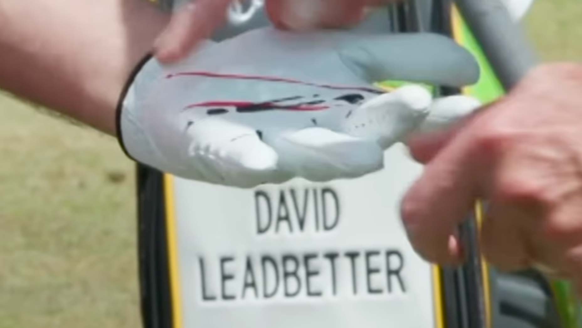 How glove markings can ensure a flawless golf grip, per Hall of Fame teacher