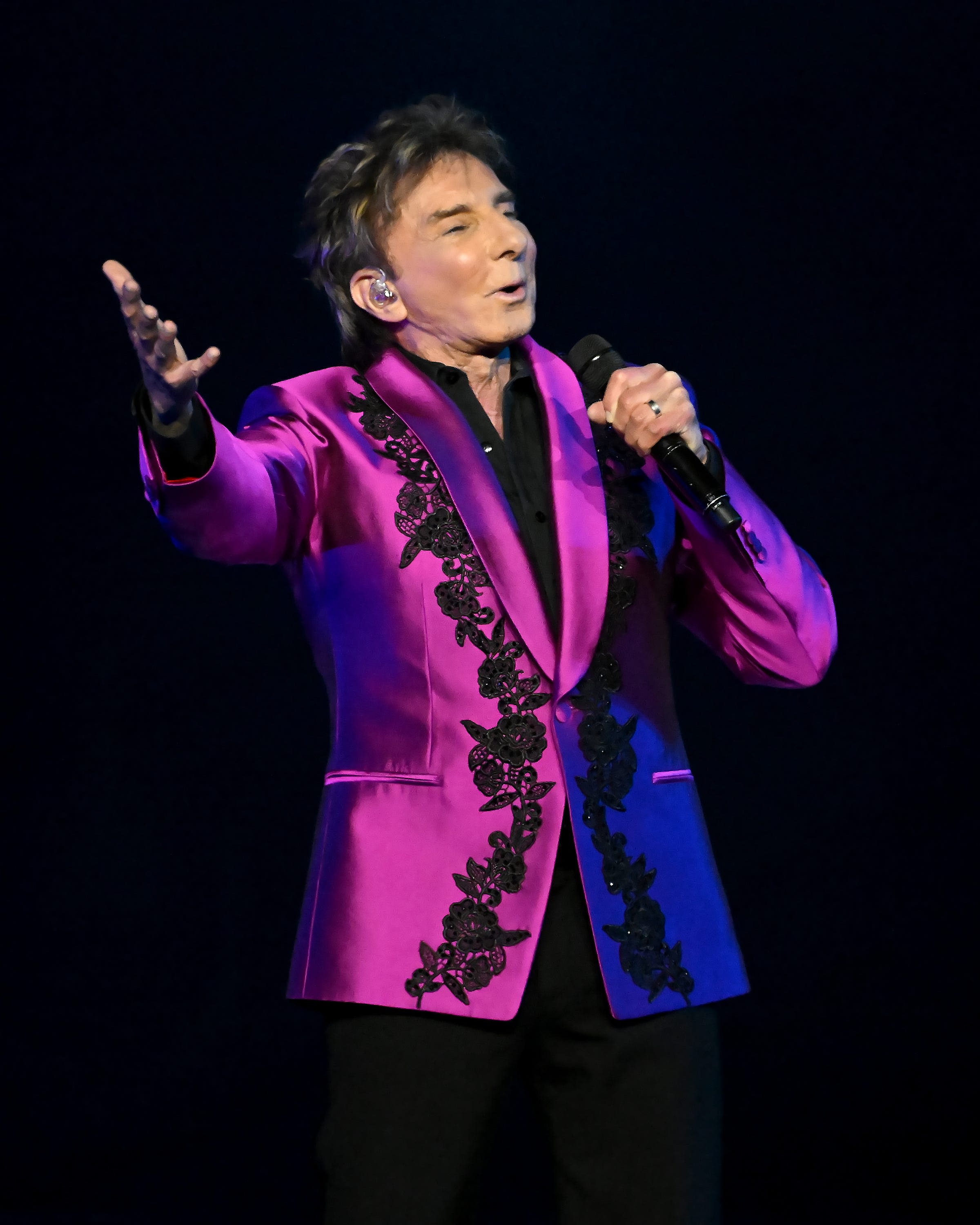 Review: Barry Manilow charms Gainbridge Fieldhouse crowd in final Indianapolis concert