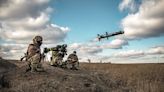 El jefe de la OTAN dice que Occidente debe replantearse las restricciones de armas a Ucrania