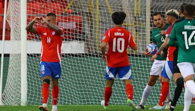 ¿La jugada más insólita de la historia? Lampe se lesionó en el momento más inoportuno y acabó en un escándalo en el Chile vs Bolivia