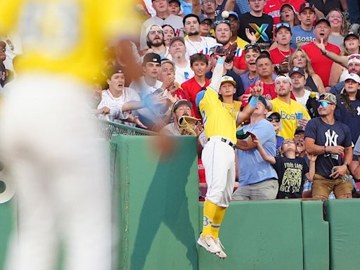 Wilyer Abreu of Red Sox nearly makes catch of the year, crashing into seats during home run robbery try