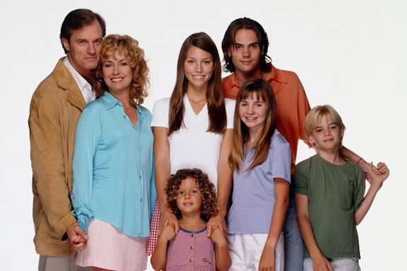 7th Heaven Stars Discuss Stephen Collins’ History of Sexual Abuse in New Rewatch Podcast — Watch Video