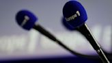 Europe 1 : Hanouna, Praud et Bolloré visés dans une tribune par d’anciennes têtes d’affiche de la radio