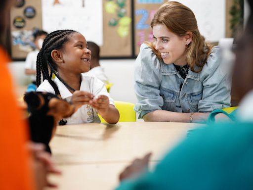 Princess Beatrice praises her mother on school visit to read prize-winning book
