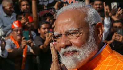 Modi vota en las elecciones generales de la India arropado por cientos de seguidores