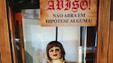 Annabelle, perdida em incêndio na Casa Warner Rio, vira meme no Brasil; veja quem é boneca