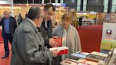 Horas antes del acto de apertura, el secretario de Cultura visitó la Feria del Libro y compró una novela de Murakami