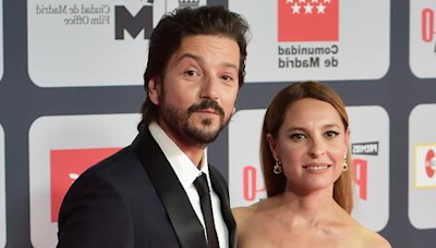 Diego Luna incondicional a su amor por Marina de Tavira y la sorprende con su apoyo en obra de teatro