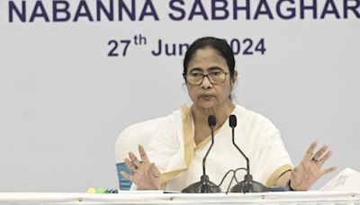 Mamata Banerjee suspends hawker eviction drive for a month