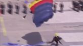 Accidentado aterrizaje de un GEO en presencia de los reyes, en la celebración del bicentenario de la Policía Nacional