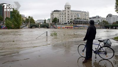 暴雨引洪水！奧地利水淹半身高 雨傘秒開花│TVBS新聞網