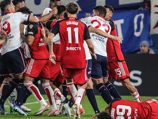 El audio del VAR de la jugada que desató un escándalo en Nacional-River Plate: por qué el árbitro no sacó ninguna tarjeta roja