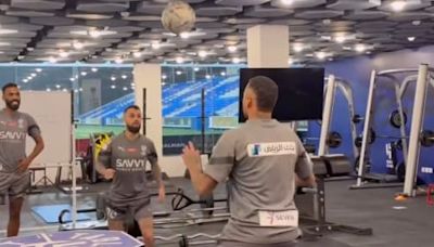 Neymar e Michael desafiam companheiros do Al-Hilal no futmesa; veja vídeo - Lance!
