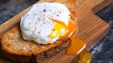 Cook poached eggs with perfect runny yolks without boiling easily in 3 minutes