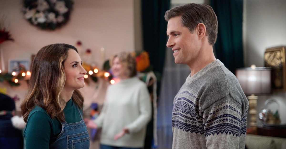 Rachael Leigh Cook Stars as a Woman Who Tries to Fix the Holidays in Hallmark's 'Rescuing Christmas'