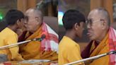 El Dalai Lama pidió disculpas por un video en el que besa a un niño y le pide que le "chupe la lengua"