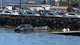 Aparca en el puerto de Muros, A Coruña, y la marea “se traga” el coche: “Ya tiene un submarino”