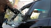 Roban $13,000 en efectivo tras romper el cristal de una guagua en un estacionamiento en Santa Isabel