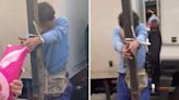 VÍDEO | Suspeito de render mulher com facão em assalto é amarrado em placa e acaba preso